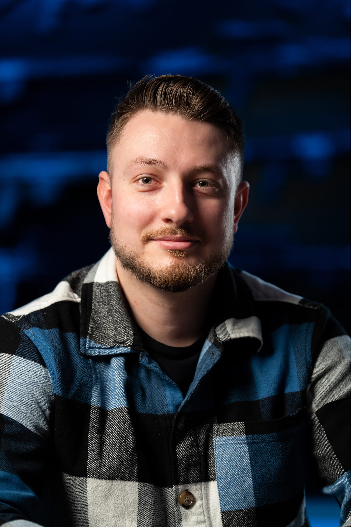 Obrázek animovaného losa, který se fotí ve fotokoutku s výzbrojí
