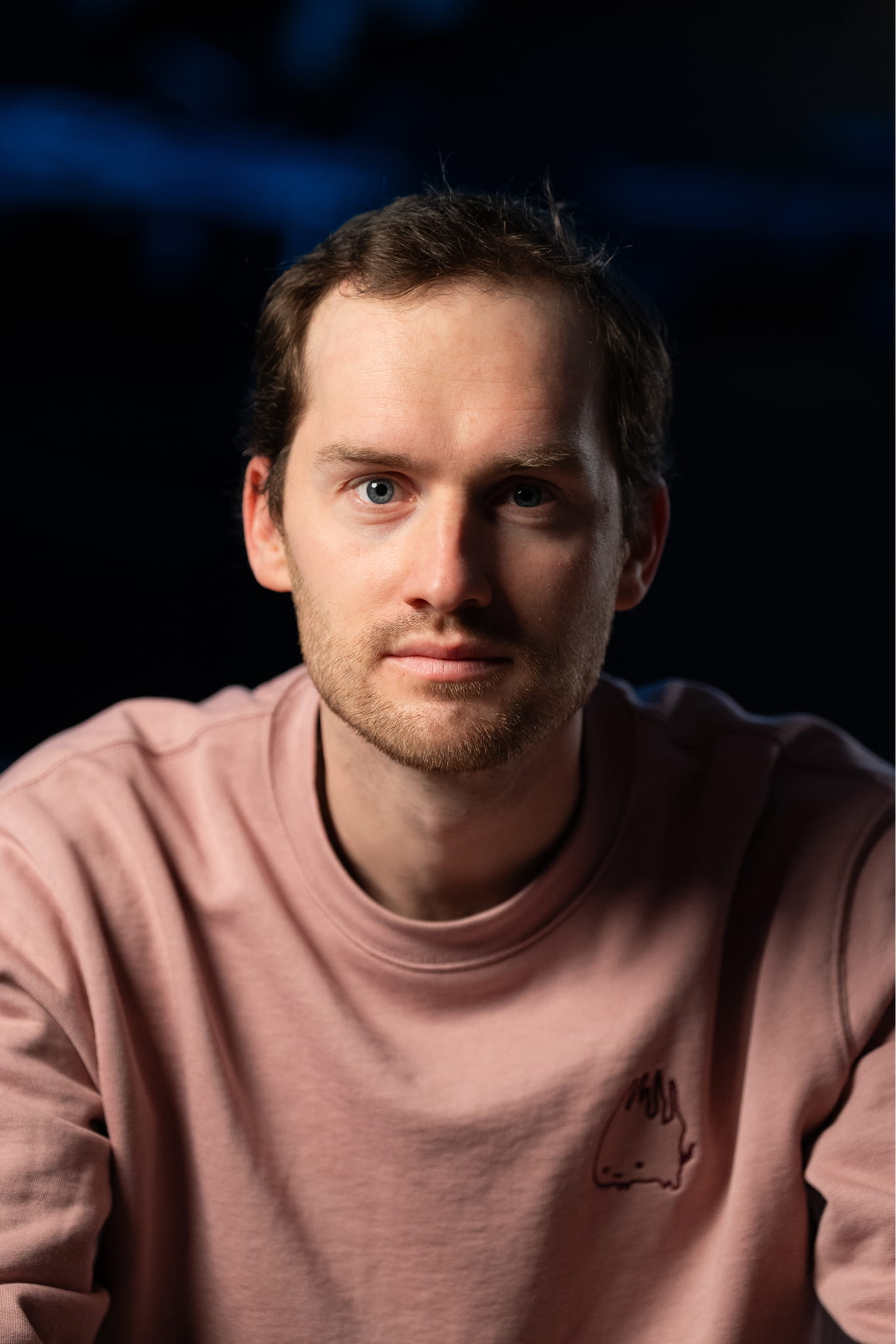 Obrázek animovaného losa, který se fotí ve fotokoutku s výzbrojí