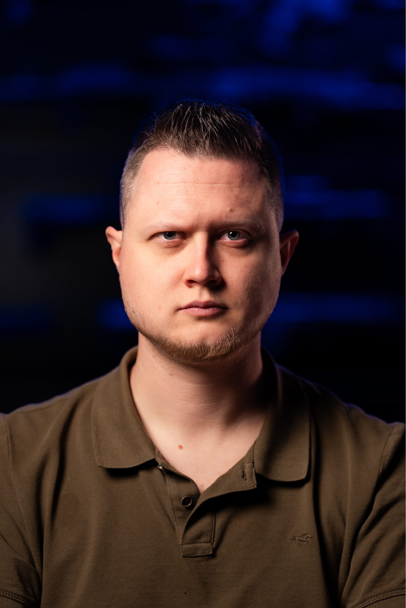 Obrázek animovaného losa, který se fotí ve fotokoutku s výzbrojí